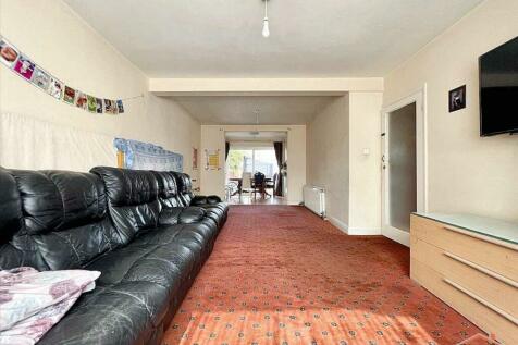 4 bedroom end of terrace house for sale