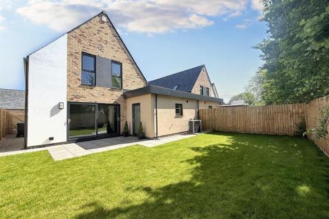 4 bedroom link detached house for sale