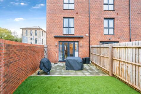 4 bedroom town house for sale