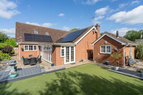 Back Lane, Burgh Castle 5 bed chalet for sale