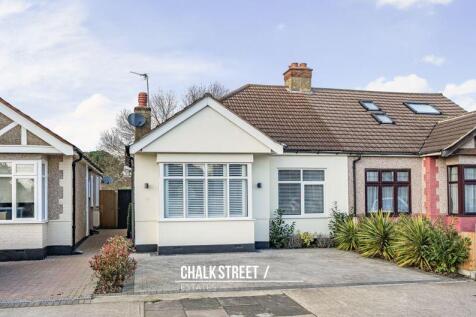 Randall Drive, Hornchurch, RM12 3 bed semi