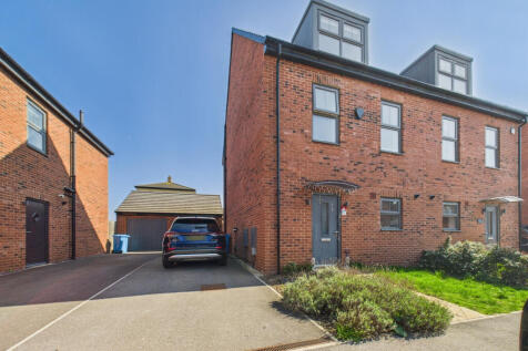 4 bedroom semi-detached house for sale