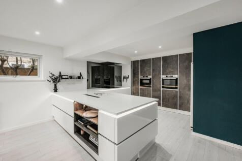 6 bedroom detached house for sale