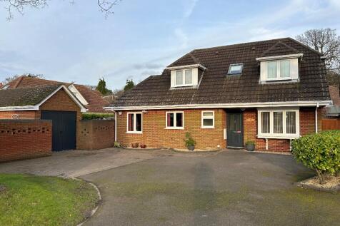 THE CLOSE, Holbury SO45 3 bed chalet for sale