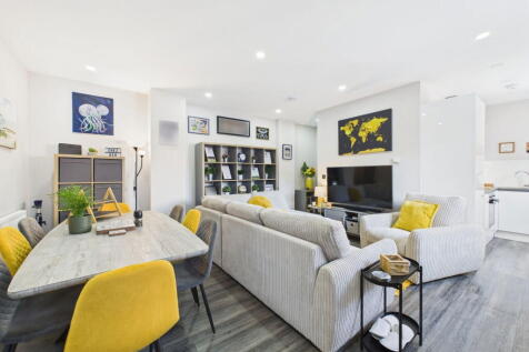 Gardiner Place, Worthing, BN11 2 bed apartment for sale