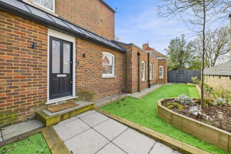 Rugby Road, Worthing BN11 4PT 3 bed flat for sale