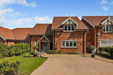 3 bedroom link detached house for sale