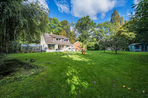 Bath Road, Knowl Hill, Reading 3 bed detached house for sale