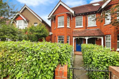 St. Marks Crescent, Maidenhead... 3 bed semi