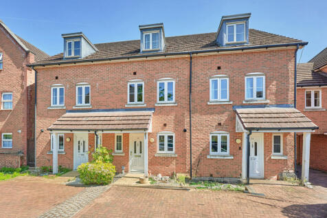 Avian Avenue, Frogmore AL2 3 bed terraced house for sale