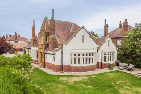 6 bedroom detached house for sale