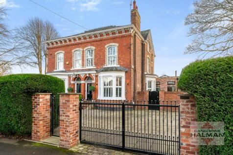 5 bedroom semi-detached house for sale