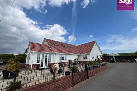 4 bedroom detached bungalow for sale