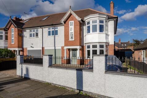4 bedroom semi-detached house for sale