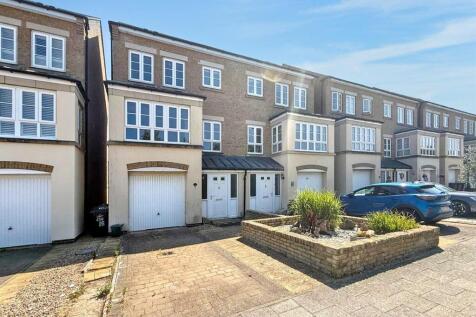 4 bedroom semi-detached house for sale