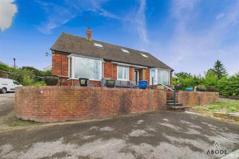 Bungalow, Ashbourne DE6 4 bed detached bungalow for sale
