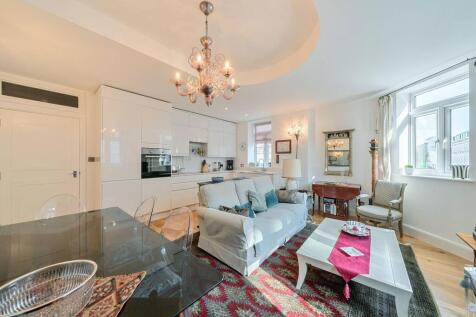 North End Road, Fulham Broadway... 2 bed flat for sale