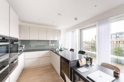 Central Avenue, Fulham, London, SW6 2 bed flat for sale