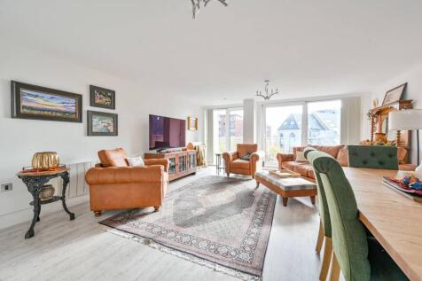 Holland Gardens, Brentford, TW8 3 bed flat for sale