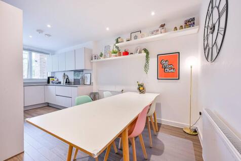 Whelan Road, Acton, London, W3 3 bed flat for sale