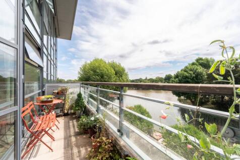 Point Wharf Lane, Brentford, TW8 1 bed flat for sale