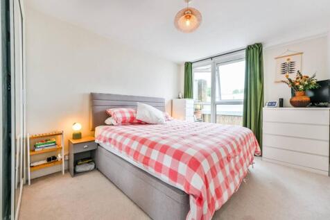 St Peters Way, De Beauvoir Town... 2 bed maisonette for sale