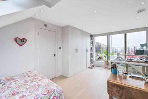 Finchley Road, Child's Hill, London, NW2 3 bed flat for sale