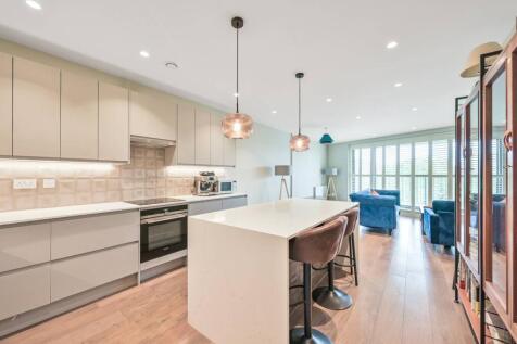 Kilburn High Road, Kilburn, LONDON, NW6 2 bed flat for sale
