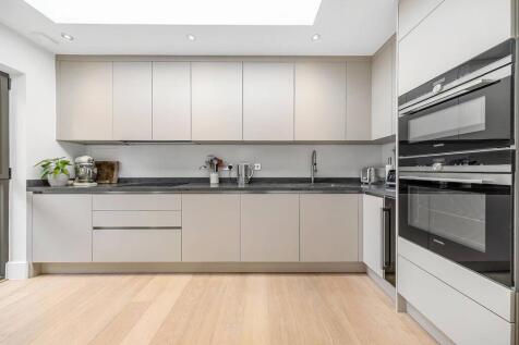 Pirbright Road, Southfields, London... 2 bed maisonette for sale