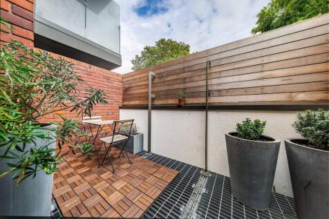 Pirbright Road, Southfields, London... 2 bed maisonette for sale