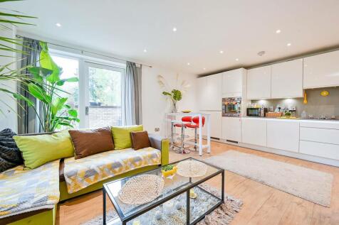 Lakeside Drive, Park Royal, London, NW10 2 bed flat for sale