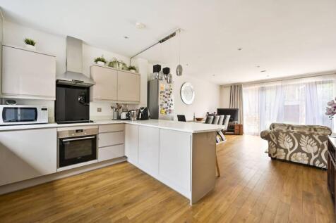 Reynard Way, Brentford, TW8 3 bed detached house for sale