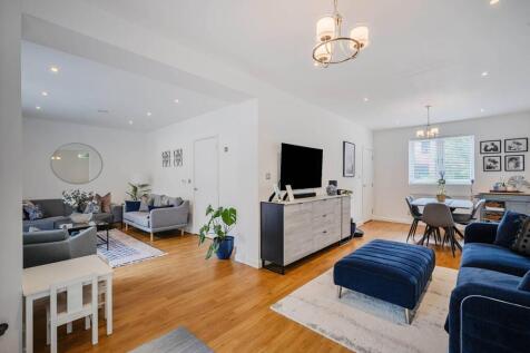 Reynard Way, TW8, South Ealing... 4 bed semi