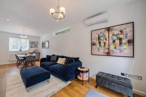 Reynard Way, TW8, South Ealing... 4 bed semi