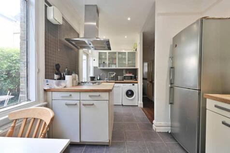 Badminton Road, Clapham South... 3 bed flat for sale