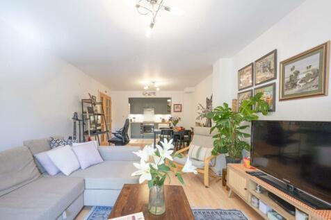 Poynders Road, Clapham Park, London, SW4 2 bed flat for sale