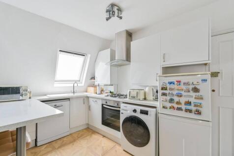 Balham High Road, Balham, London, SW12 2 bed flat for sale