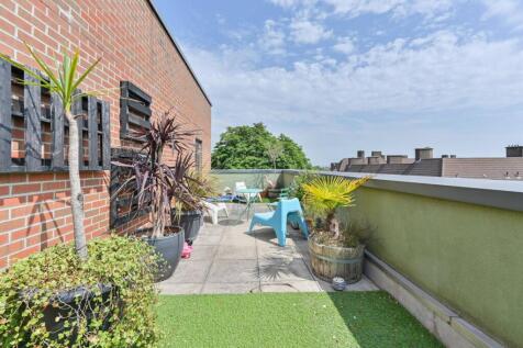 Mullins Place, Clapham Park, London, SW4 3 bed flat for sale