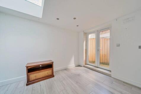Englewood Road, Clapham South... 3 bed flat for sale