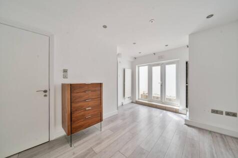 Englewood Road, Clapham South... 3 bed flat for sale