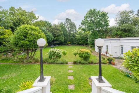Oakfield Court, Kings Avenue, Clapham... 2 bed flat for sale