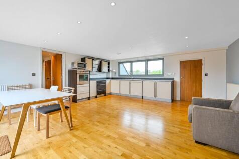 Walnut Tree Close, Guildford, GU1 2 bed flat for sale