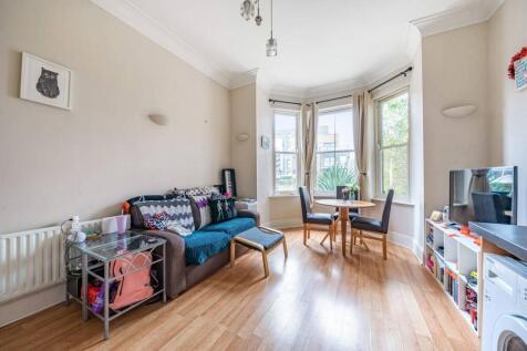Woodbridge Road, Guildford, GU1 2 bed flat for sale
