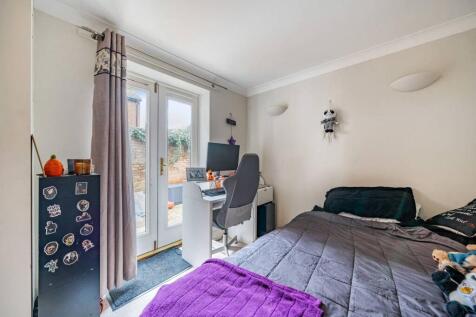 Woodbridge Road, Guildford, GU1 2 bed flat for sale