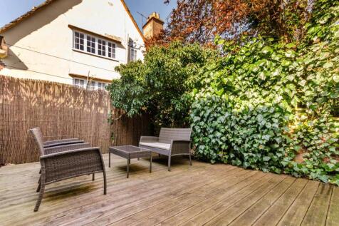 Bury Fields, Guildford, GU2 2 bed maisonette for sale