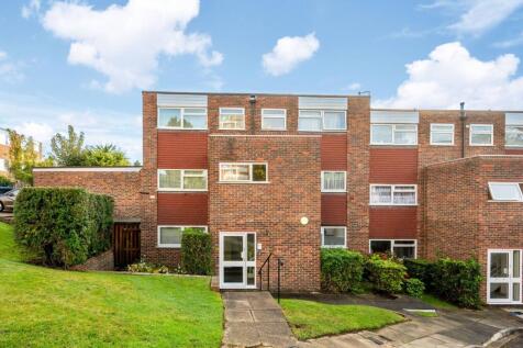 Woodlands Court, Woking, GU22 2 bed maisonette for sale