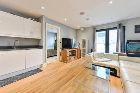 Lavender Park Road, West Byfleet, KT14 1 bed flat for sale