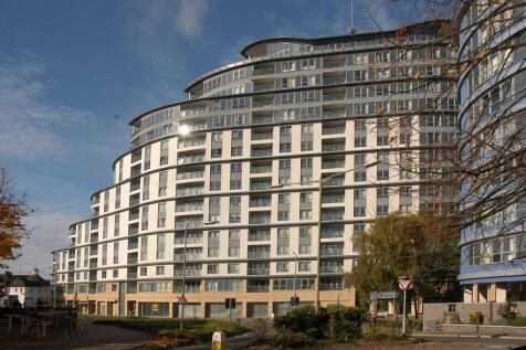 Station Approach, Woking, GU22 2 bed flat for sale