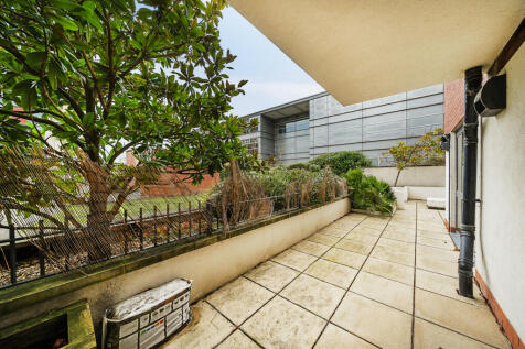 Green Lane, Edgware, Middlesex 2 bed apartment for sale