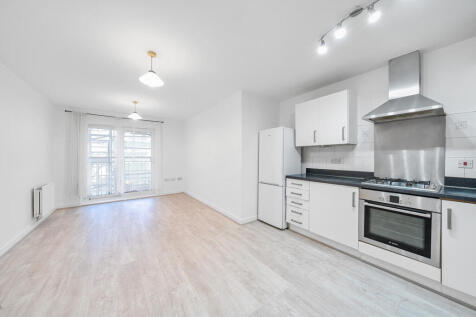 Fortune Avenue, Edgware, Middlesex 2 bed apartment for sale